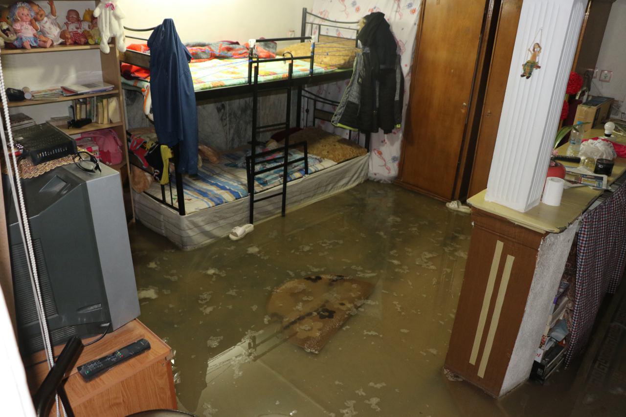 غوطه ورشدن منزل مسکونی در آب به علت شکسته شدن لوله انتقال آب