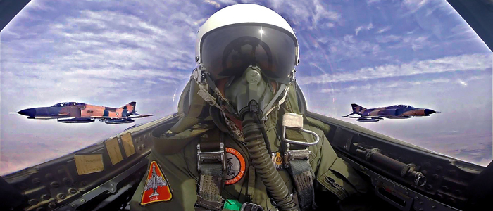 آماده سازی یک فروند هواپیما‌های سوخو ۲۴ در پایگاه شهید دوران