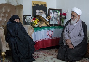 دیدار نماینده ولی فقیه در استان قزوین با خانواده شهید رویتوند غیاثوند