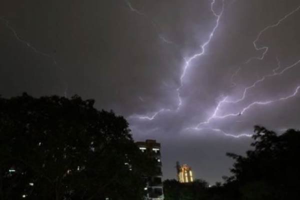 وقوع رگبار و رعد و برق و کاهش دمای هوا در خراسان جنوبی وقوع رگبار و رعد و برق و کاهش دمای هوا در خراسان جنوبی