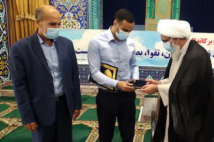 هدیه رهبر انقلاب به قهرمان گناوهای پارالمپیک اهدا شد هدیه رهبر انقلاب به قهرمان گناوهای پارالمپیک اهدا شد