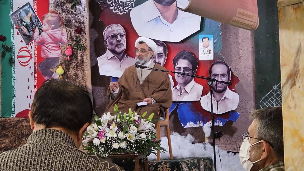 حُسن خلق و احترام به والدین خصوصیت شهید احمدی روشن که کمتر به آن می‌پردازیم