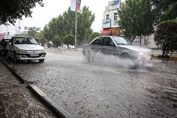 خدمت رسانی صنایع و شرکت‌های اهواز در پی بارش شدید باران