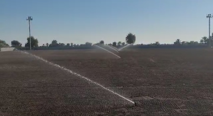 کاشت چمن طبیعی زمین ورزشی روستای حسنلنگی