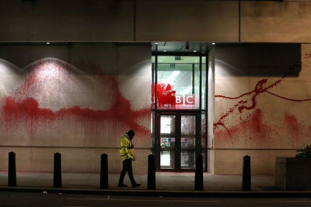 تداوم اعتراضها به بی بی سی با پاشیدن رنگ قرمز بر روی ساختمان مرکزی آن تداوم اعتراضها به بی بی سی با پاشیدن رنگ قرمز بر روی ساختمان مرکزی آن