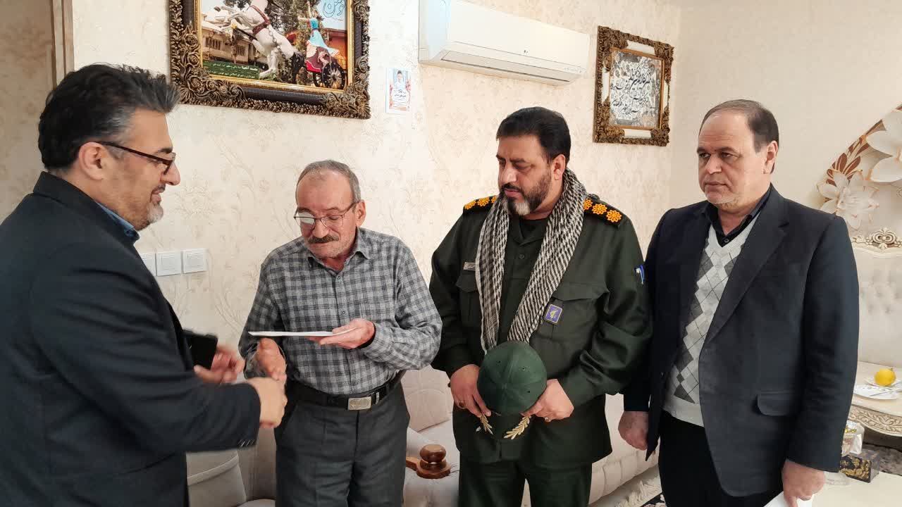 دیدار مسئولان فومن با جانباز ۷۰ درصد به مناسبت شب یلدا