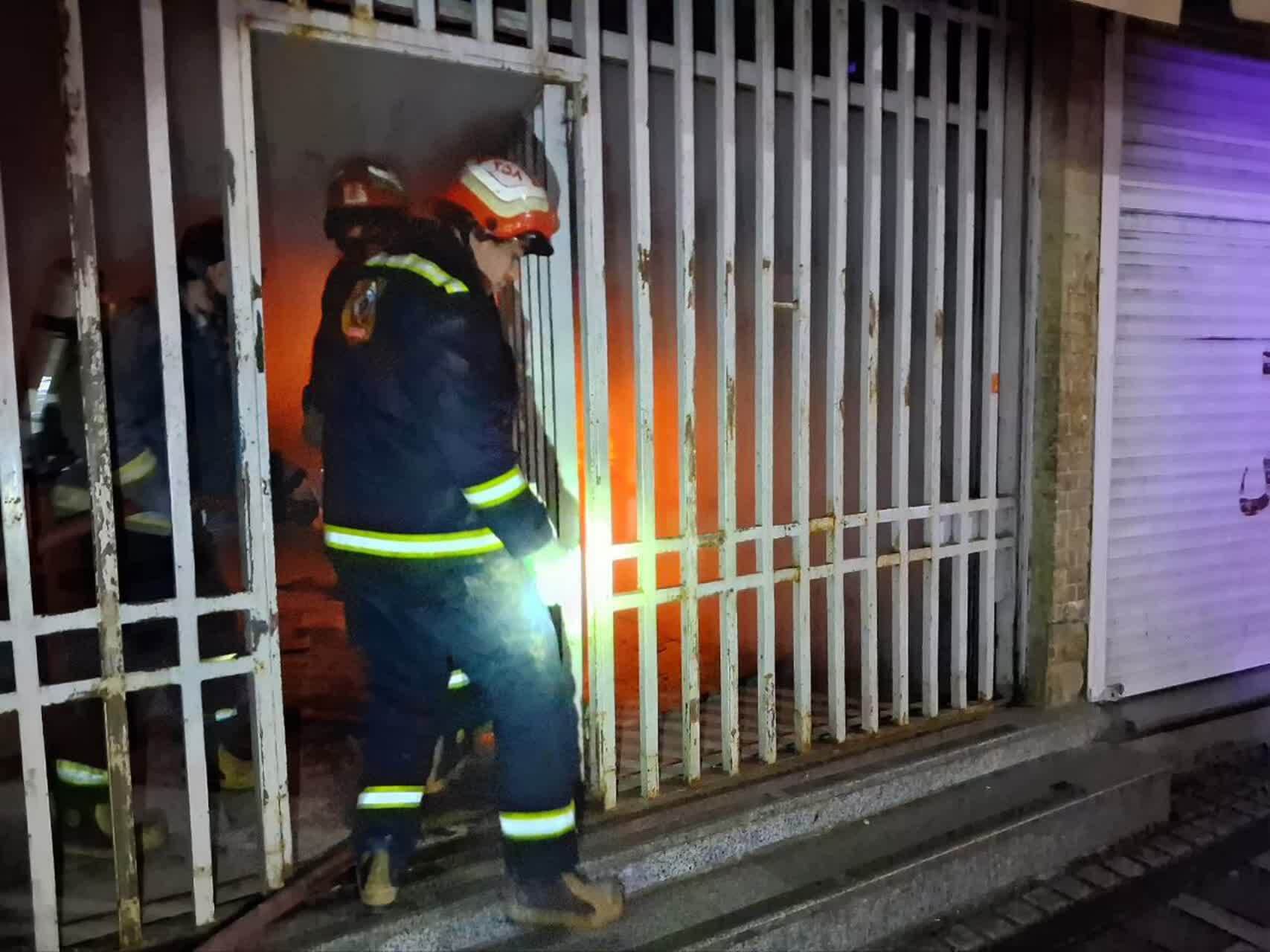 مهار شدن آتش‌سوزی بامدادی در پاساژ قائم همدان 