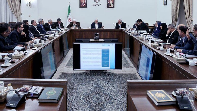 عارف: اموال مازاد برای سرمایه‌گذاری در تولید استفاده می‌شود