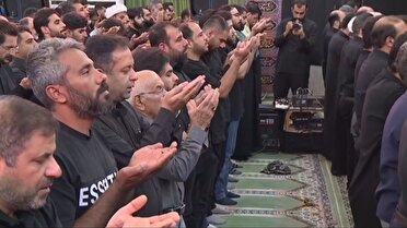 اقامه نماز ظهر عاشورا با حضور گسترده عزاداران در آبادان و خرمشهر