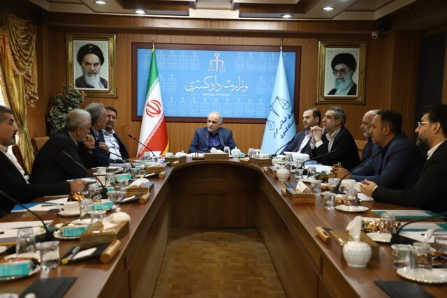 رد و بدل شدن ثمن معامله در بنگاه‌های معاملات ملکی  ممنوع است.