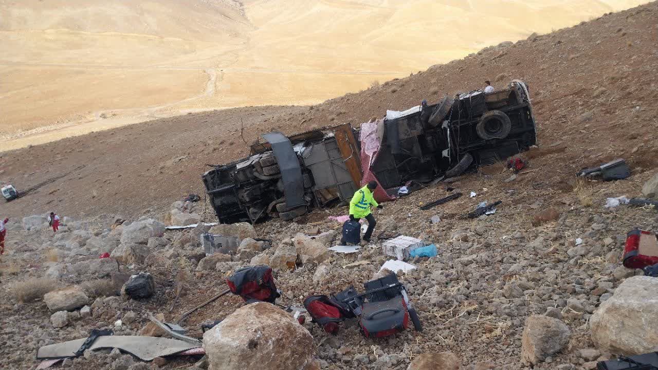 آخرین وضعیت مصدومان واژگونی اتوبوس مسافربری یاسوج در سمیرم/افزایش تعداد فوتی‌ها