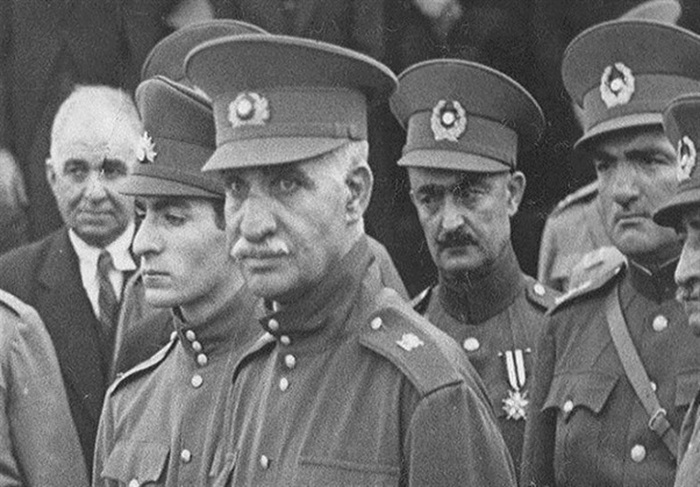 خنجر استبداد بر گلوی ایران؛ روایتی از ۲۲ آذر سالروز واگذاری سلطنت به رضاخان