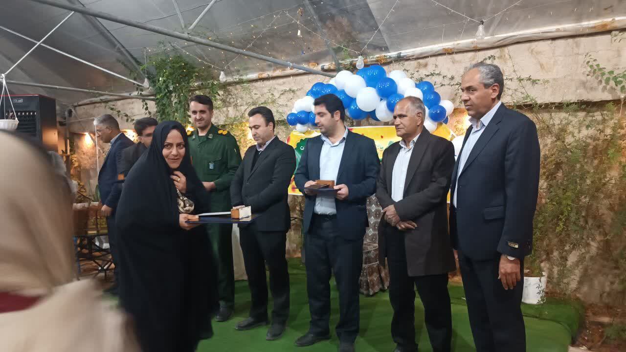 تجلیل فرماندار خاتم از نقشآفرینی بانوان و کارآفرینان نمونه شهرستان تجلیل فرماندار خاتم از نقشآفرینی بانوان و کارآفرینان نمونه شهرستان