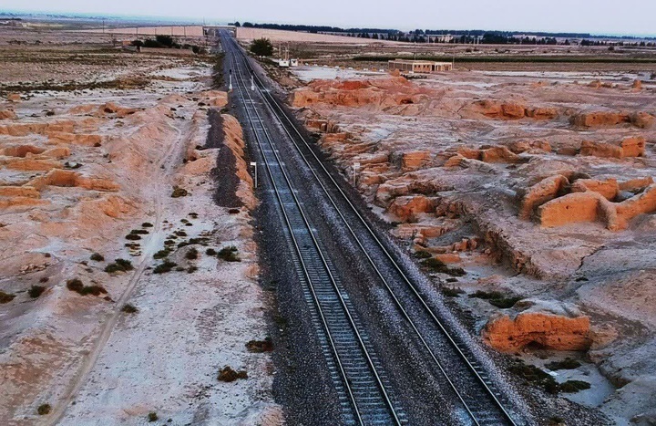 آغاز جابجایی ریل راه آهن از تپه هفت هزار ساله دامغان آغاز جابجایی ریل راه آهن از تپه هفت هزار ساله دامغان