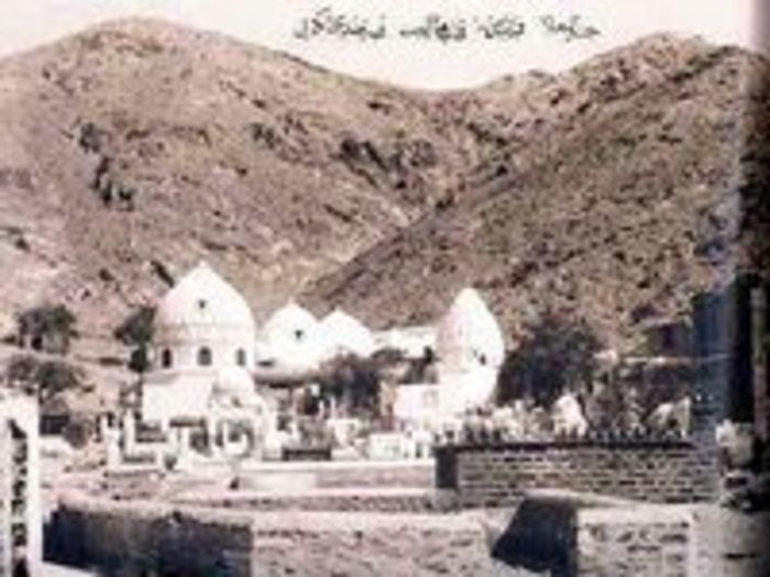 قبرستان معلاة يا حجون قبل از تخریب به دست آل سعود (آرامگاه حضرت خدیجه سلام الله عليها)